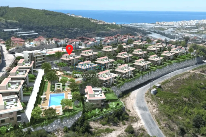 Villa from a developer in a cottage complex in Kargicak, Alanya 1