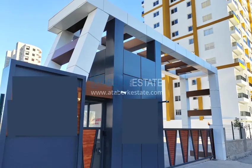 One bedroom apartment with new furniture, separate kitchen and 2 balconies in Mersin, Tomyuk 4