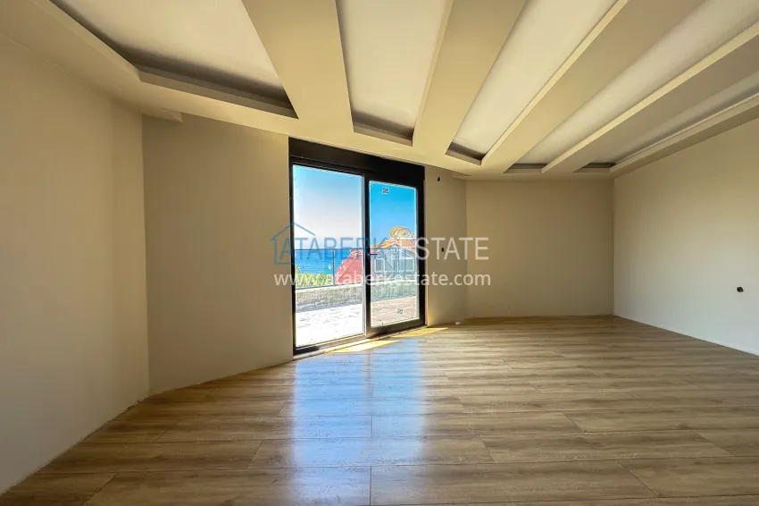 Purchase 4+1 panoramic penthouse duplex in the center of Alanya — the first coastal one, suitable for citizenship 10