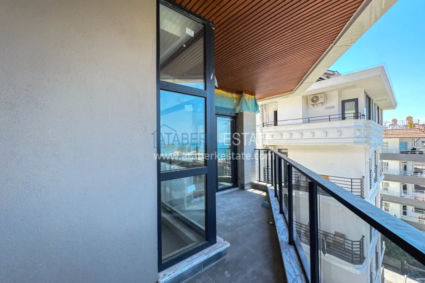 Purchase 4+1 panoramic penthouse duplex in the center of Alanya — the first coastal one, suitable for citizenship 28
