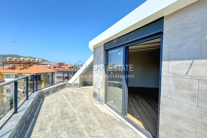 Purchase 4+1 panoramic penthouse duplex in the center of Alanya — the first coastal one, suitable for citizenship 33