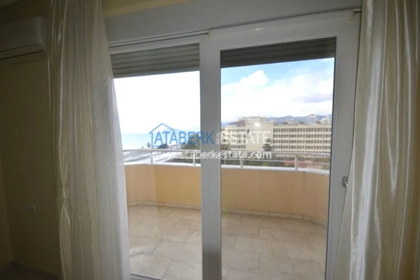 Apartment overlooking the sea, located on the beachfront 3