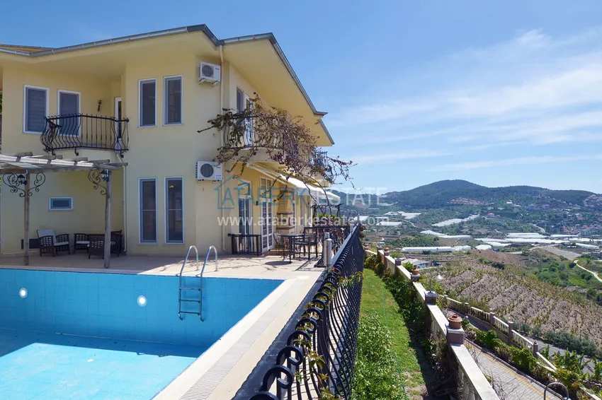 Private villa in the famous complex Goldcity 16 