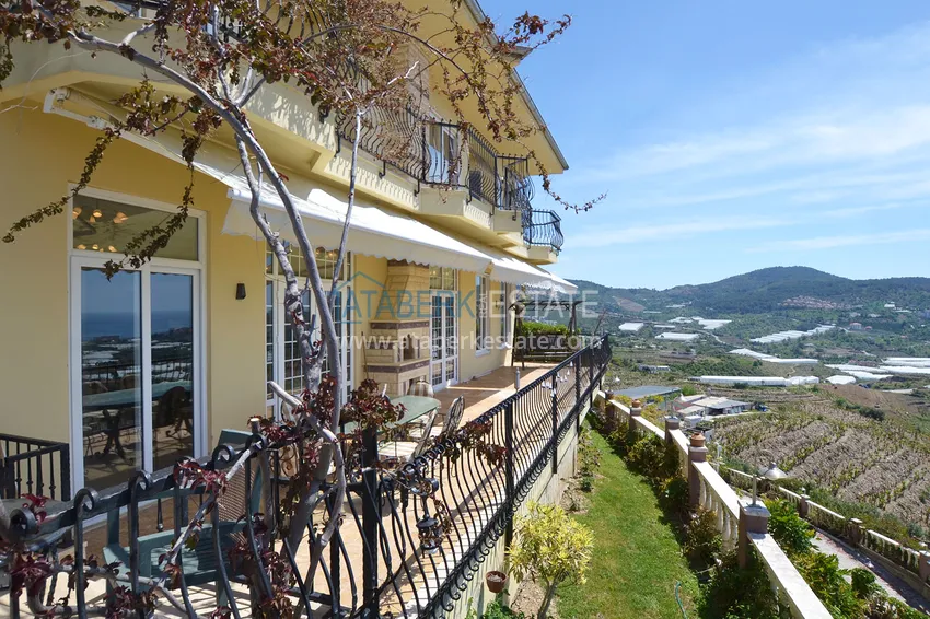 Private villa in the famous complex Goldcity 17 