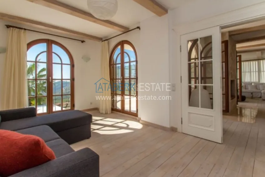 Purchase  1+1 apartment, located 50 meters from the sea in Oba center 35 