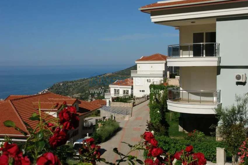 Виллы в живописном районе Бекташ 2 