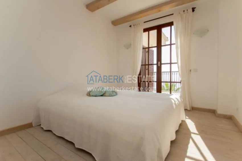 Purchase  1+1 apartment, located 50 meters from the sea in Oba center 39 
