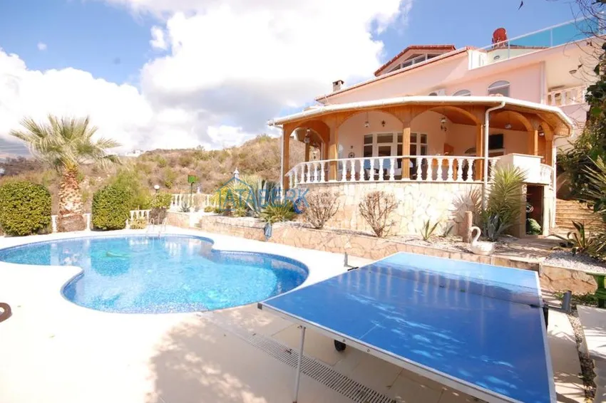 Luxury villa with stunning views of the mountains and the sea! 2 