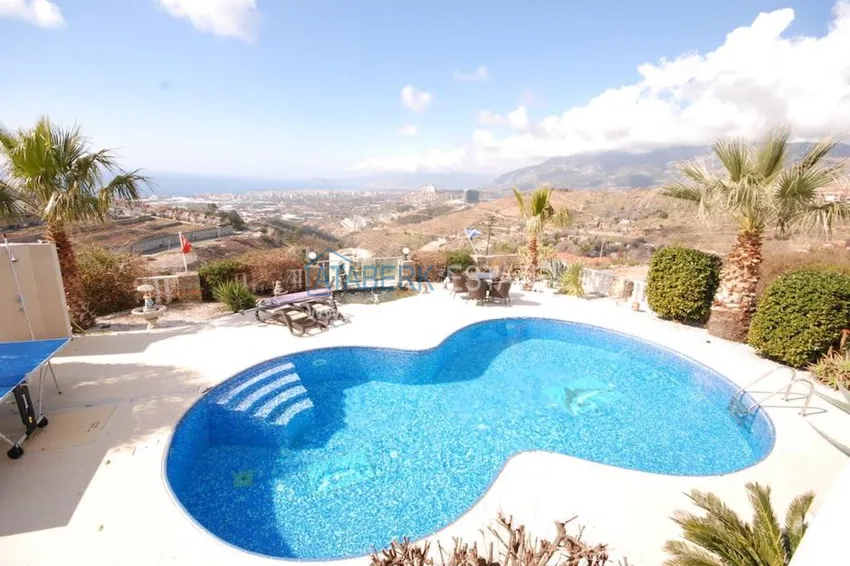 Luxury villa with stunning views of the mountains and the sea! 7 