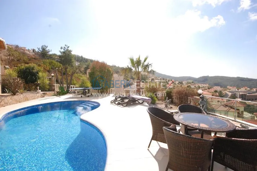 Luxury villa with stunning views of the mountains and the sea! 8 