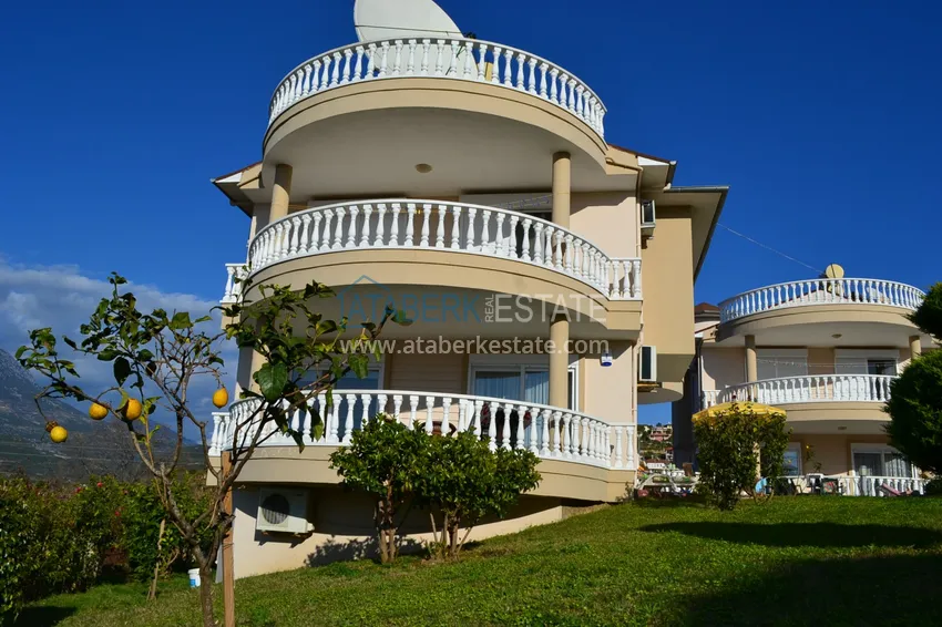 Villa from the owner with a garden in Kargicak 1 