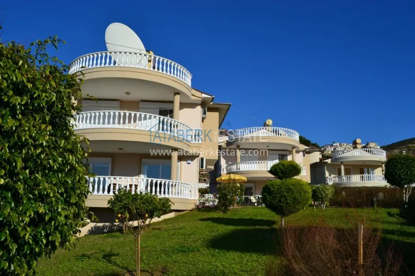 Villa from the owner with a garden in Kargicak 6 
