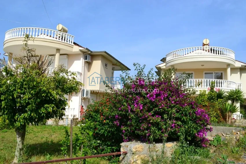 Villa from the owner with a garden in Kargicak 5 