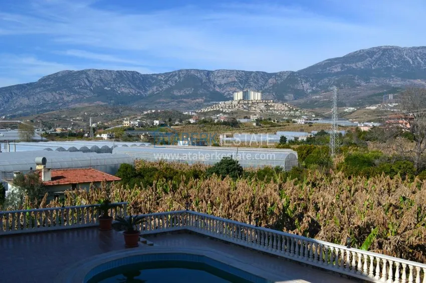 Villa from the owner with a garden in Kargicak 9 