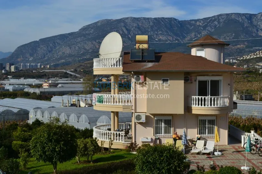 Villa from the owner with a garden in Kargicak 4 