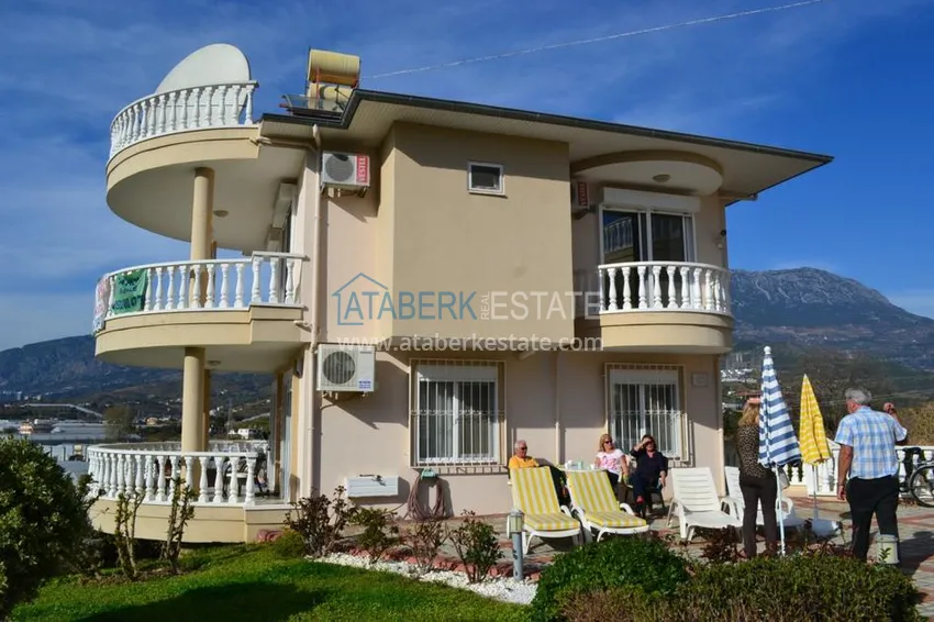 Villa from the owner with a garden in Kargicak 3 