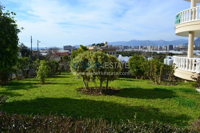 Villa from the owner with a garden in Kargicak 8 