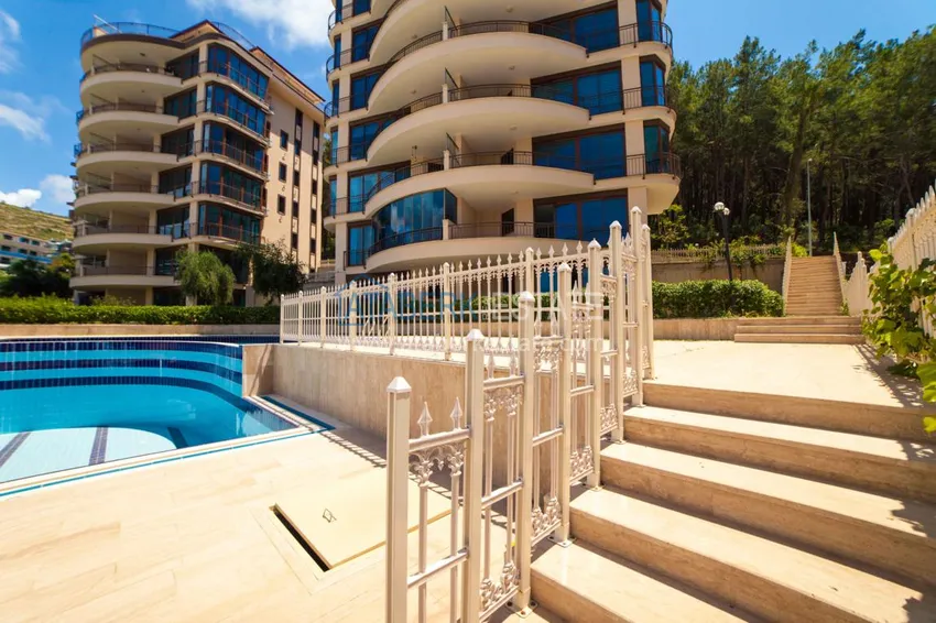 Luxurious duplex apartment with garden access and sea views in Kargicak 14 