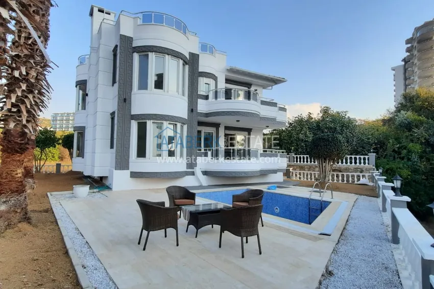 Detached villa completely refurbished with a swimming pool  1 