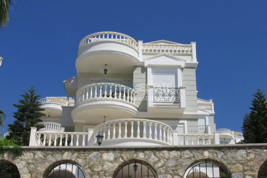 Prestigious three – storyed villa in Konakli 2