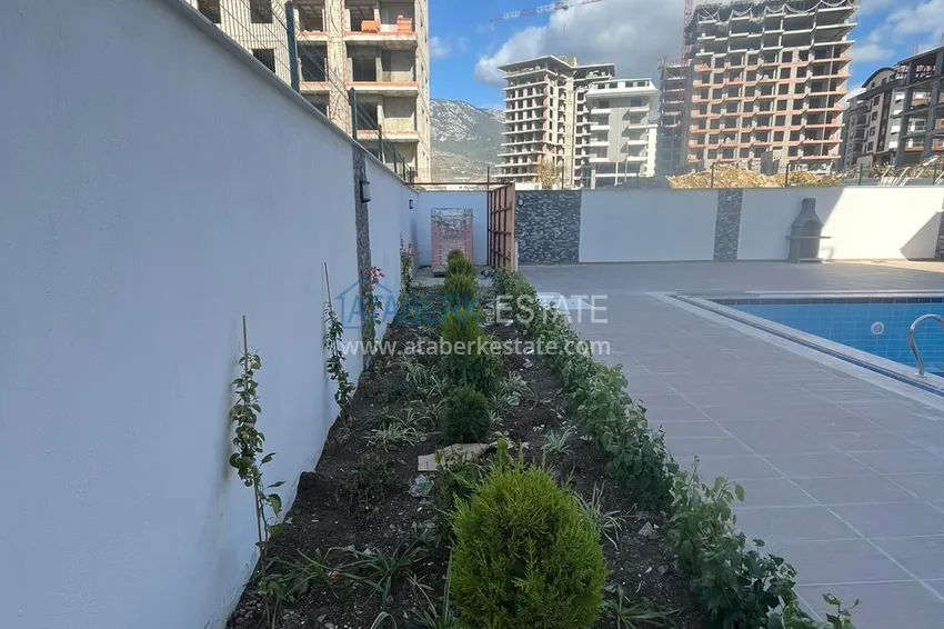 Offer from the investor - 1 + 1 apartment in a complex under construction in Mahmutlar 4 