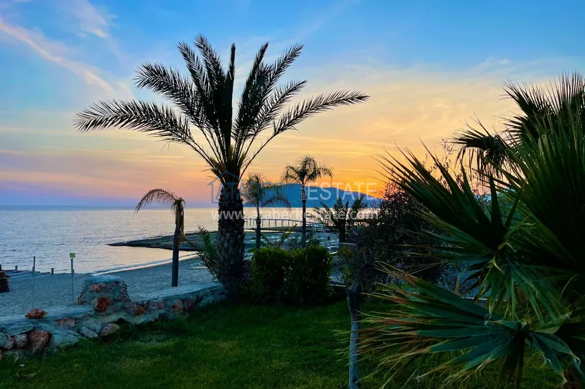 1+1 furnished apartment in a complex on the first coastline, Oba-Alanya area. Real estate for residence permit 23 