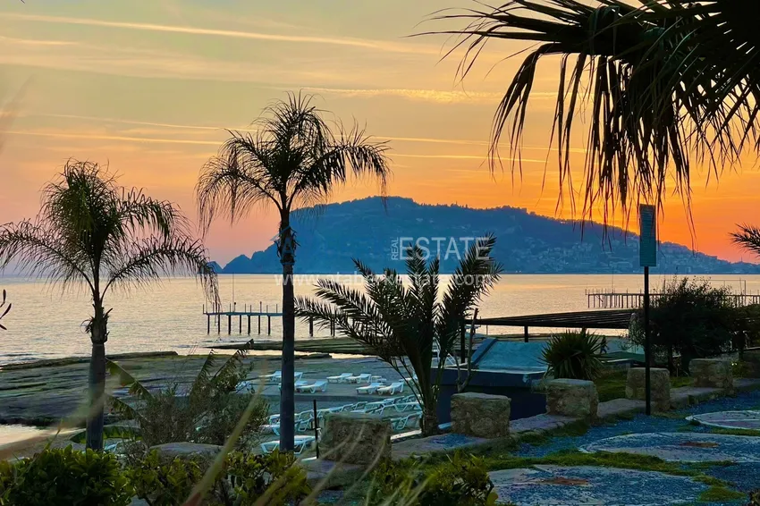 1+1 furnished apartment in a complex on the first coastline, Oba-Alanya area. Real estate for residence permit 24 