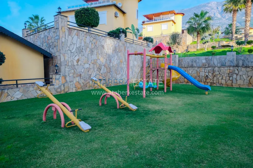 Panoramic two-bedroom apartment with furniture, glazed balcony in Mahmutlar 12