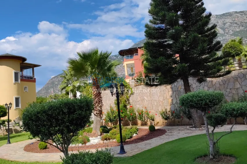 Panoramic two-bedroom apartment with furniture, glazed balcony in Mahmutlar 13