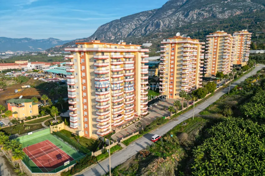 Panoramic two-bedroom apartment with furniture, glazed balcony in Mahmutlar 2