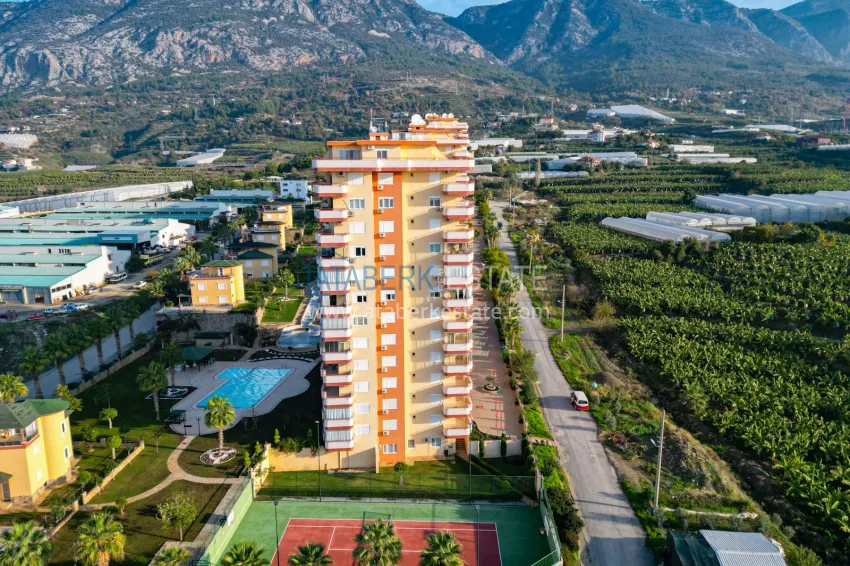 Panoramic two-bedroom apartment with furniture, glazed balcony in Mahmutlar 3