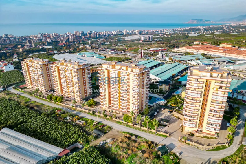 Panoramic two-bedroom apartment with furniture, glazed balcony in Mahmutlar 4