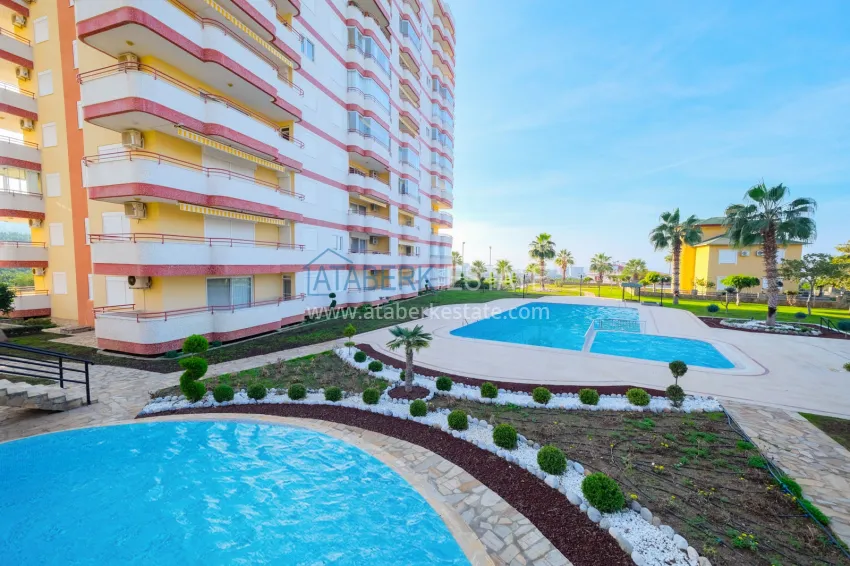 Panoramic two-bedroom apartment with furniture, glazed balcony in Mahmutlar 7