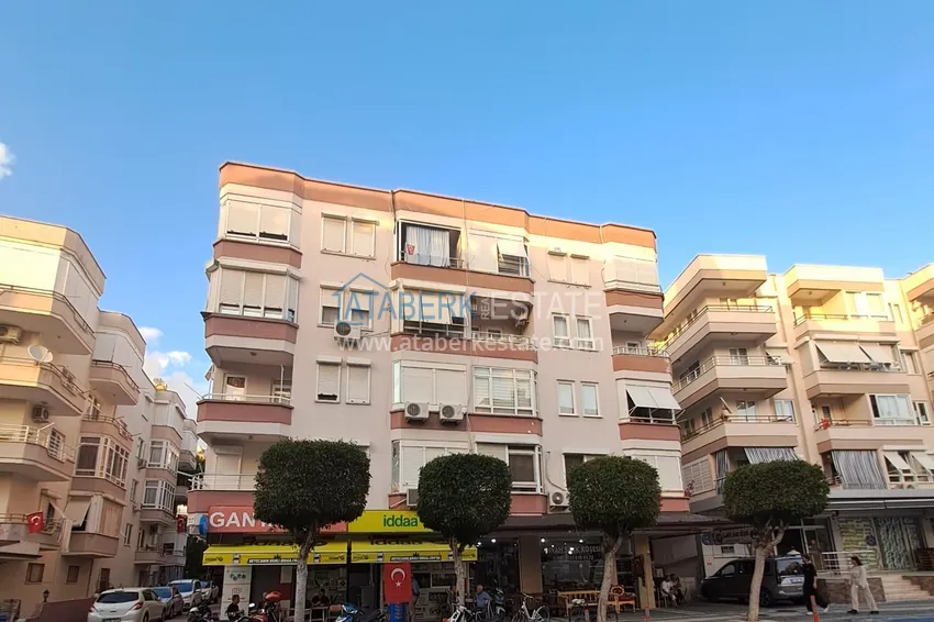 Квартира 2+1 в центре Алании с мебелью, отдельной кухней и застекленным балконом  1 