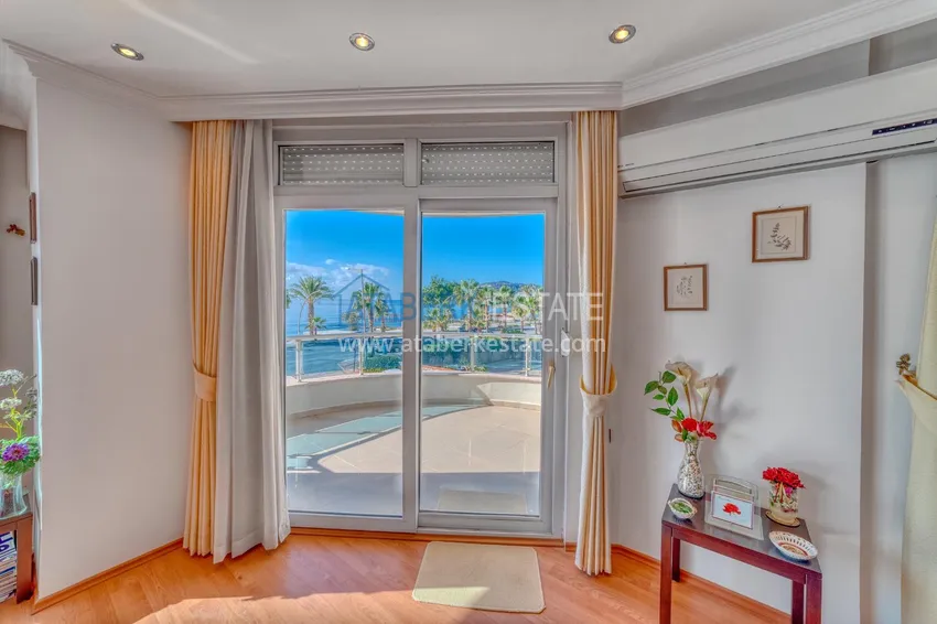 Purchase Linear 4+1 apartment with a modern interior in a complex on the beachfront in Alanya, Oba district 13 