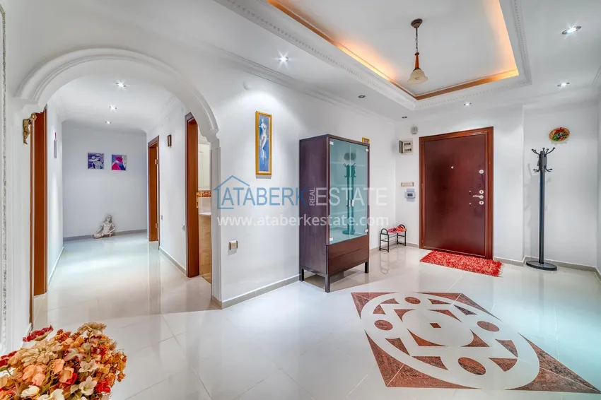 Purchase Linear 4+1 apartment with a modern interior in a complex on the beachfront in Alanya, Oba district 1 