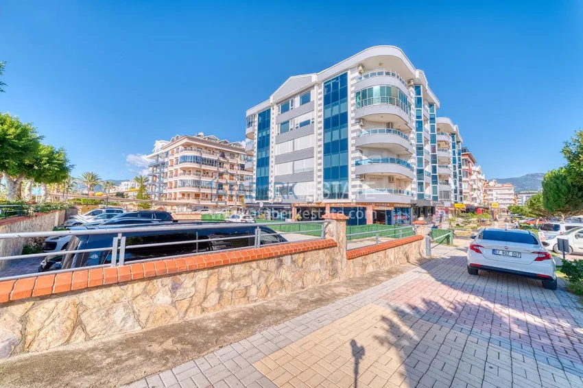 Linear 4+1 apartment with a modern interior in a complex on the beachfront in Alanya, Oba district 3 