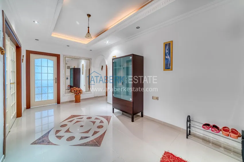 Purchase Linear 4+1 apartment with a modern interior in a complex on the beachfront in Alanya, Oba district 3 