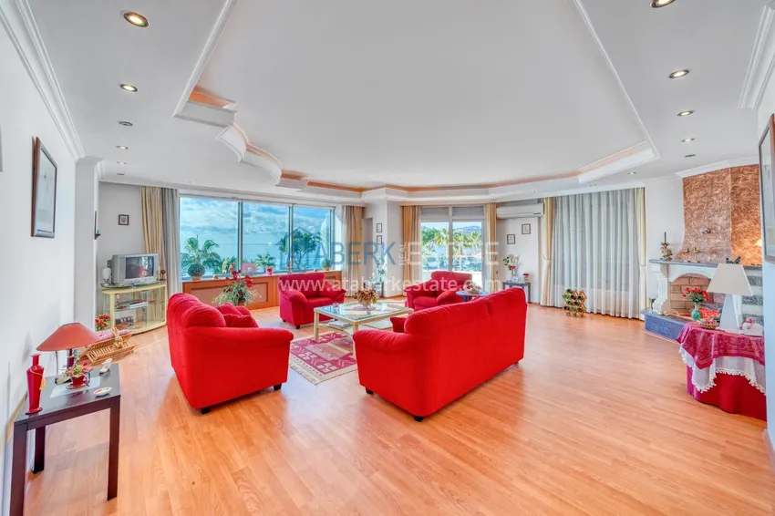 Purchase Linear 4+1 apartment with a modern interior in a complex on the beachfront in Alanya, Oba district 4 