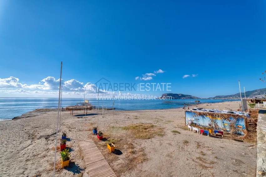 Linear 4+1 apartment with a modern interior in a complex on the beachfront in Alanya, Oba district 7 