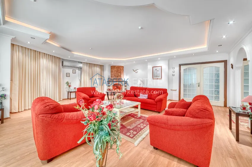 Purchase Linear 4+1 apartment with a modern interior in a complex on the beachfront in Alanya, Oba district 5 