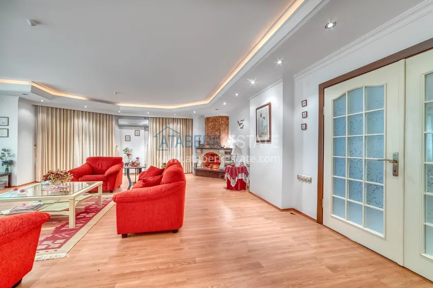 Purchase Linear 4+1 apartment with a modern interior in a complex on the beachfront in Alanya, Oba district 6 