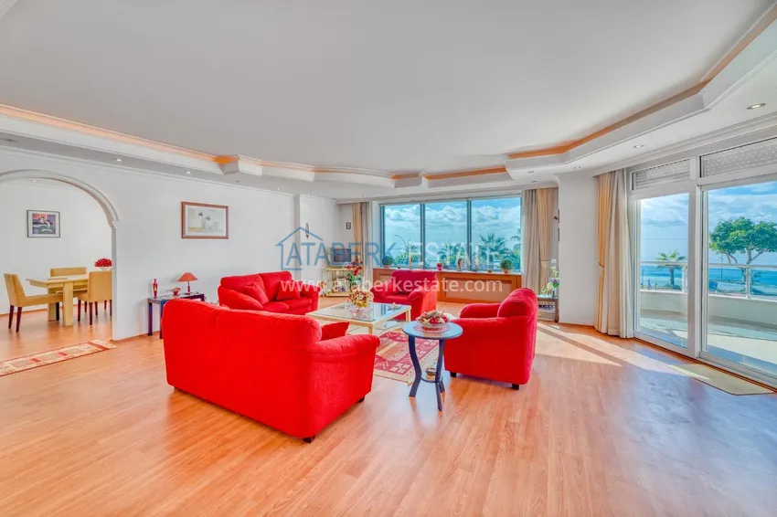 Purchase Linear 4+1 apartment with a modern interior in a complex on the beachfront in Alanya, Oba district 7 