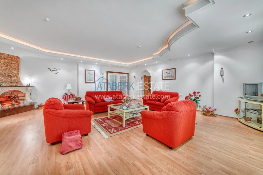 Purchase Linear 4+1 apartment with a modern interior in a complex on the beachfront in Alanya, Oba district 8 