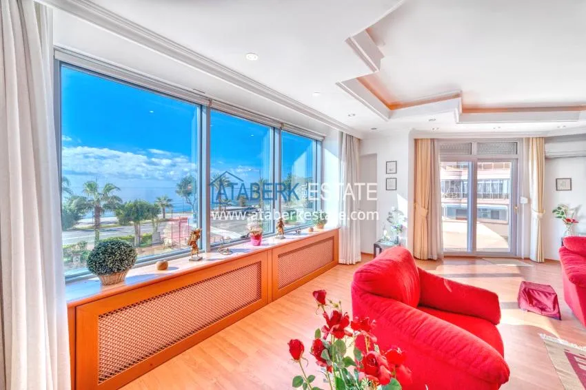 Linear 4+1 apartment with a modern interior in a complex on the beachfront in Alanya, Oba district 1 
