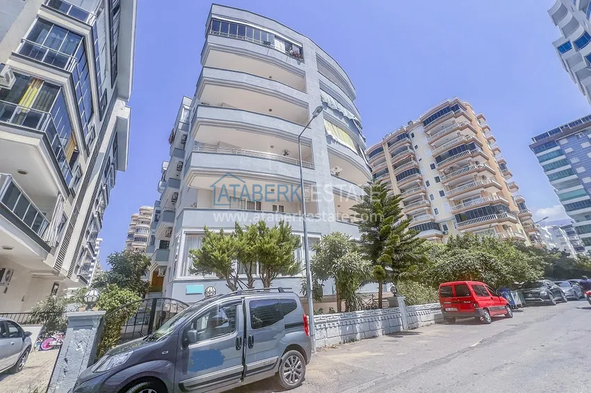 Two-bedroom apartment with new furniture and a glazed balcony in Mahmutlar 1 