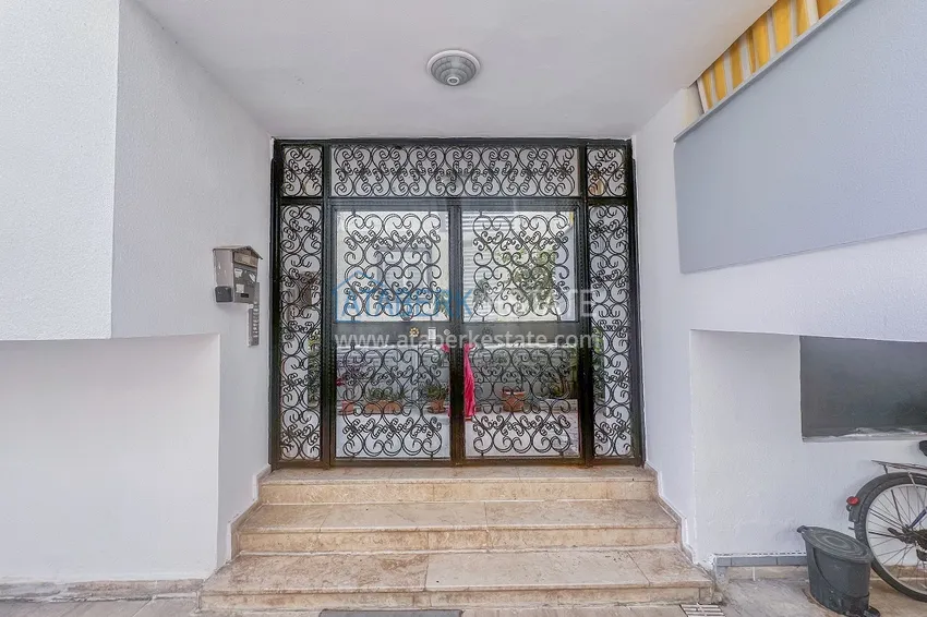 Two-bedroom apartment with new furniture and a glazed balcony in Mahmutlar 2 