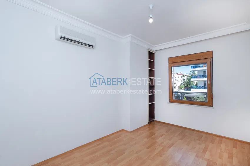 Purchase 4+1 single-level apartment with a separate kitchen in the center of Alanya, Cleopatra beach area 10