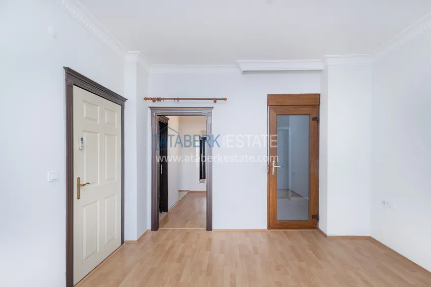 Purchase 4+1 single-level apartment with a separate kitchen in the center of Alanya, Cleopatra beach area 11