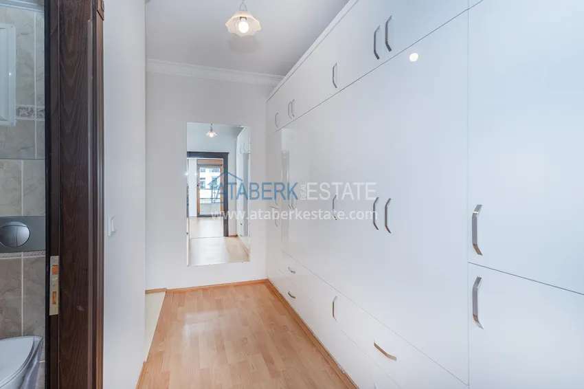 Purchase 4+1 single-level apartment with a separate kitchen in the center of Alanya, Cleopatra beach area 12